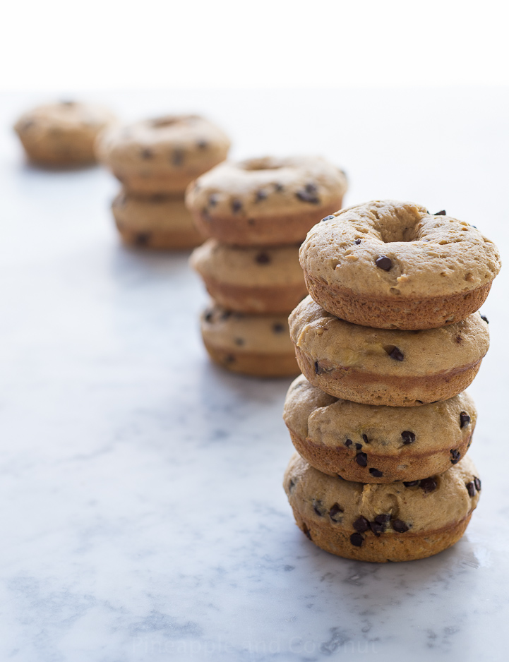 Peanut Butter Banana Chocolate Chip Baked Doughnuts www.PineappleandCoconut.com