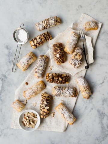 Petit Pains au Chocolat aux Amandes (Simple Petite Chocolate Almond Croissants) www.pineappleandcoconut.com #christmasweek