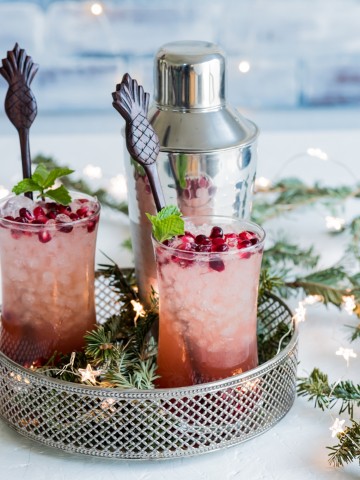 Pomegranate Passionfruit Rum Fizz www.pineappleandococnut.com #Drinkmas