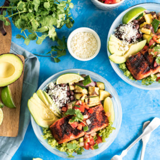 Chili Lime Grilled Salmon Rice Bowls www.pineappleandcoconut.com #pwssalmon